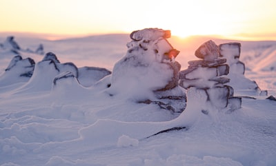 白天冰雪覆盖的地面上有冰块